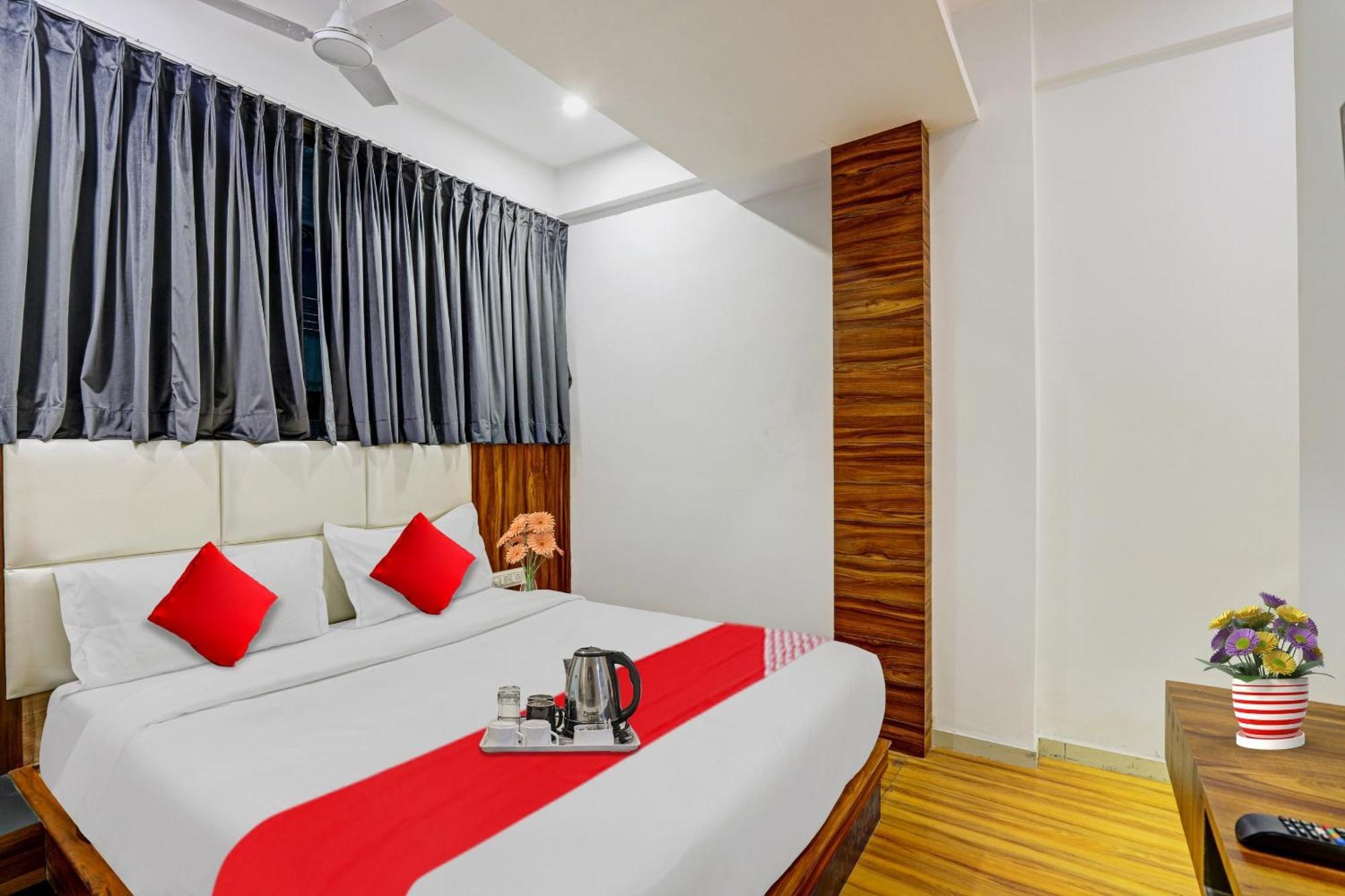 Hotel O Max Surat Exterior foto